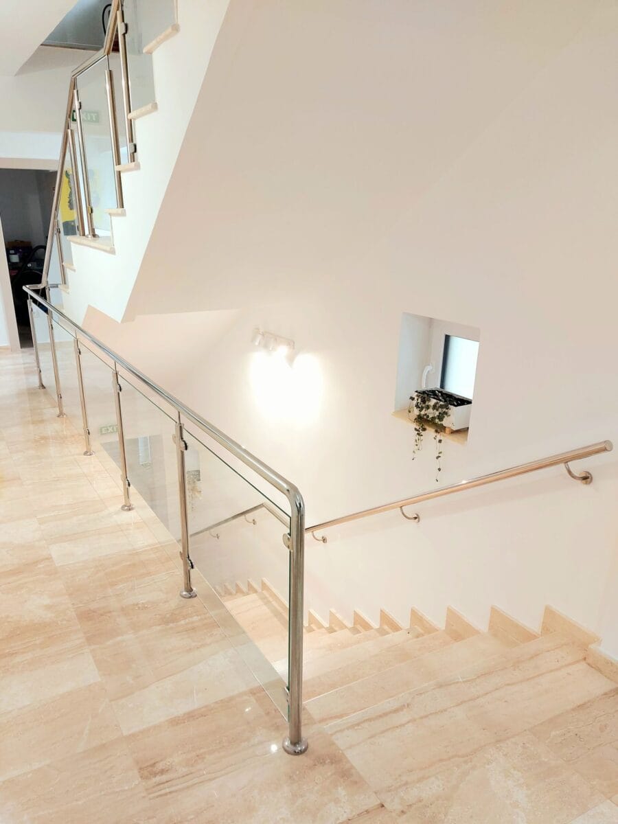 Eleganța și Funcționalitatea Balustradelor Inox pentru Târgoviște